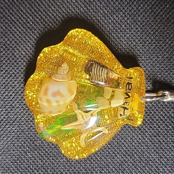 Yellow Hawaii Shell Keychain with Insect Design - Picture 2 of 2